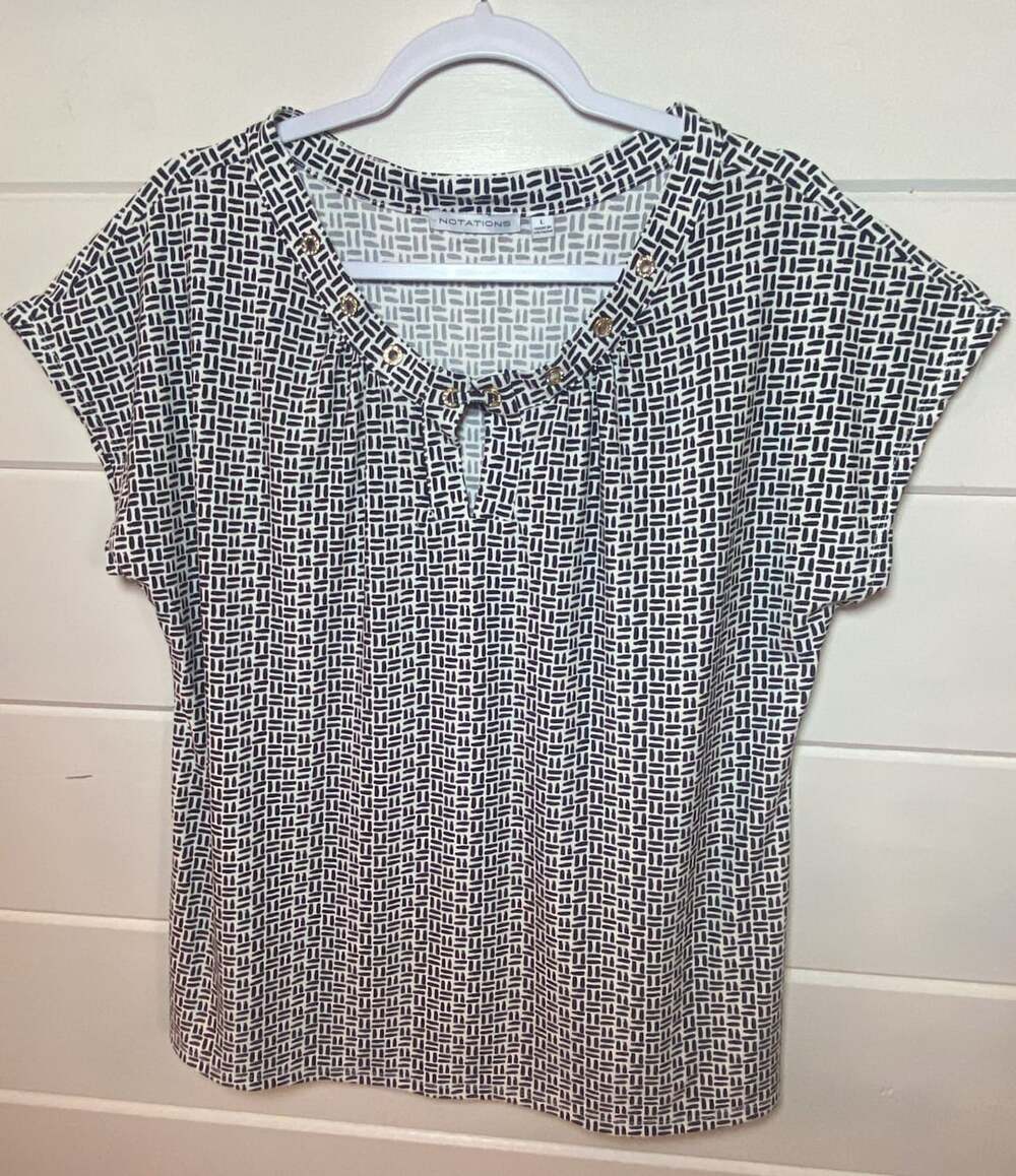 Notations Size L Black White Geo Keyhole Top